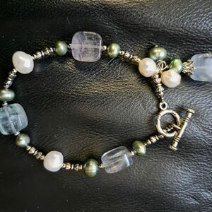 Bracelet made of genuine fluorite and pearls in silver.